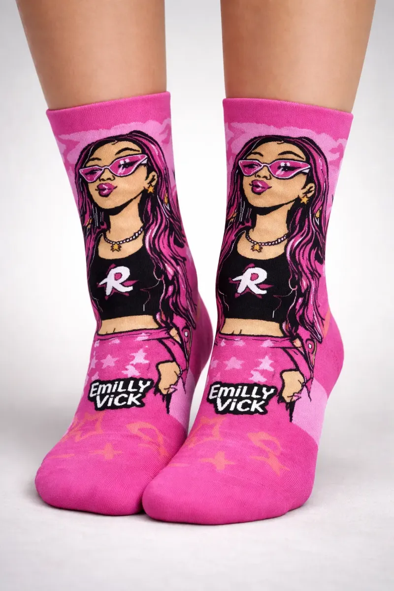 Meias cor-de-rosa com ilustração de mulher e texto Emilly Vick.