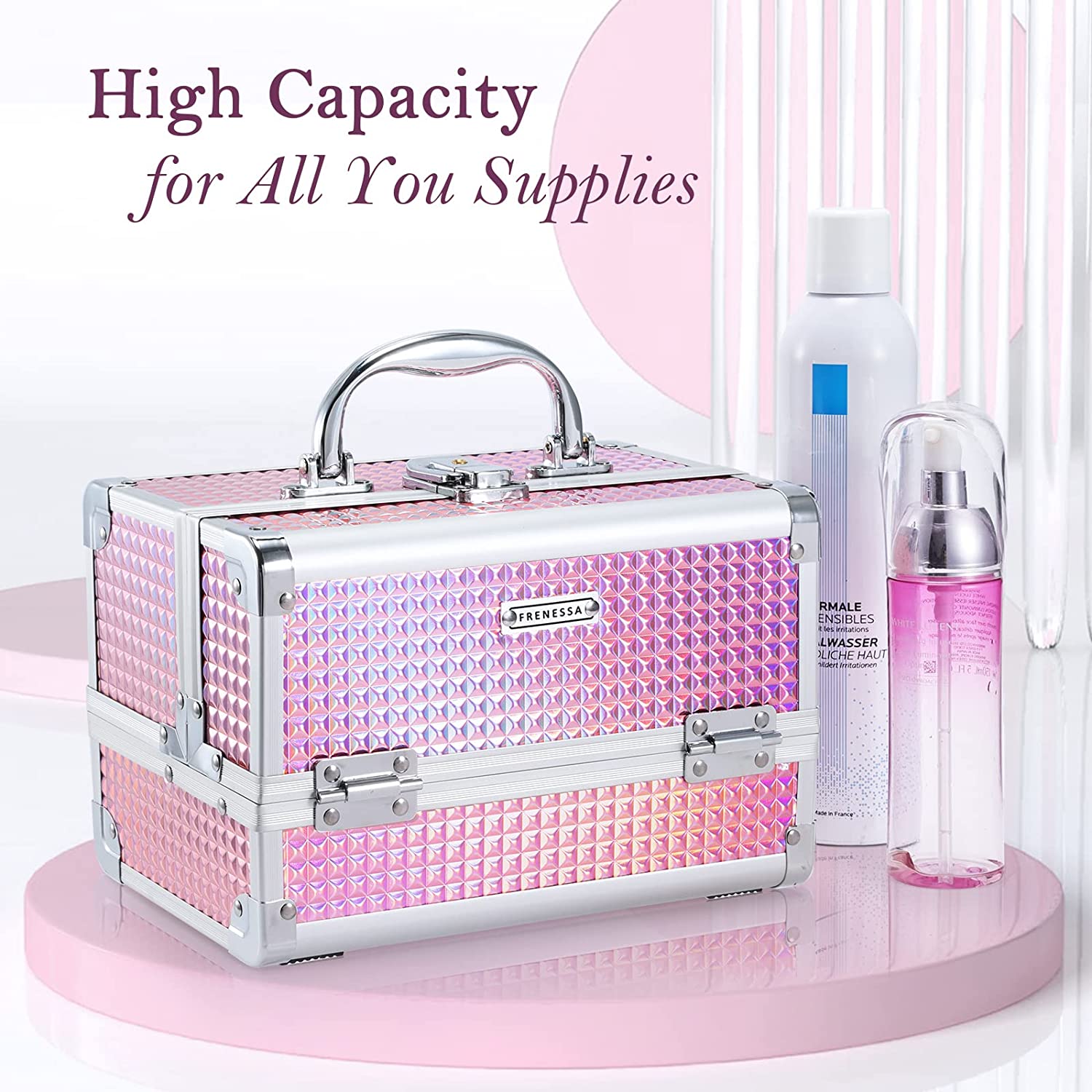 Estojo de maquilhagem rosa metálico com padrão texturizado e frascos de cosméticos