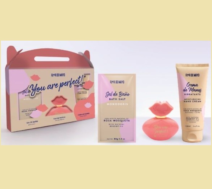 Conjunto de produtos para banho em tons de rosa e bege com embalagem decorativa e textos visíveis.