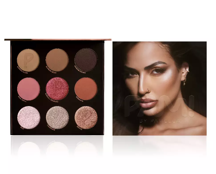 Paleta de sombras com nove tons variados e embalagem com fotografia de mulher e texto dourado
