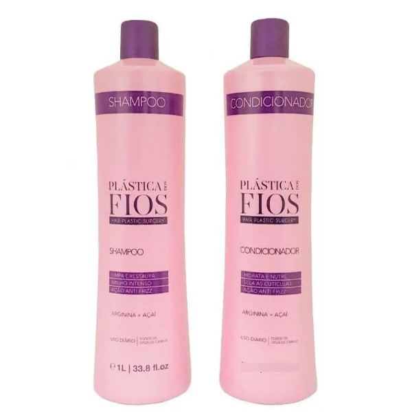 Conjunto shampoo e condicionador Plástica nos Fios em embalagens rosas e tampas roxas.