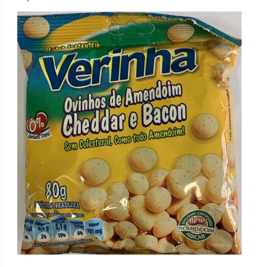 Pacote amarelo e verde com ovinhos de amendoim sabor cheddar e bacon Verinha