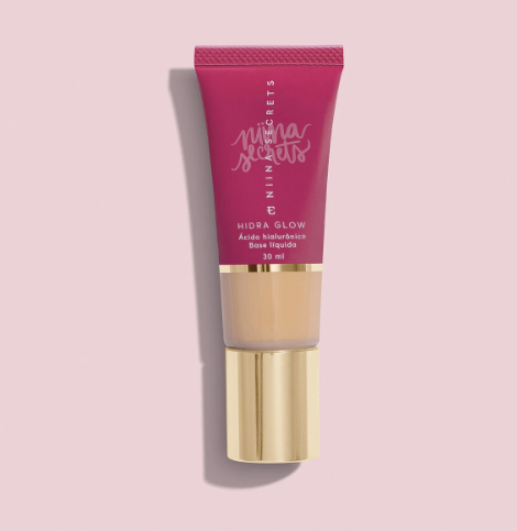 Embalagem de base líquida HIDRA GLOW da NINA SECRETS em plástico rosa escuro com tampa dourada
