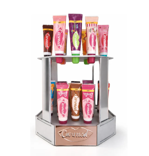 Expositor com tubos coloridos de batom Carmed e Baileys