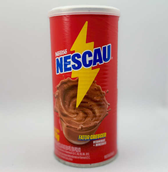 Embalagem vermelha NESCAU com chocolate batido