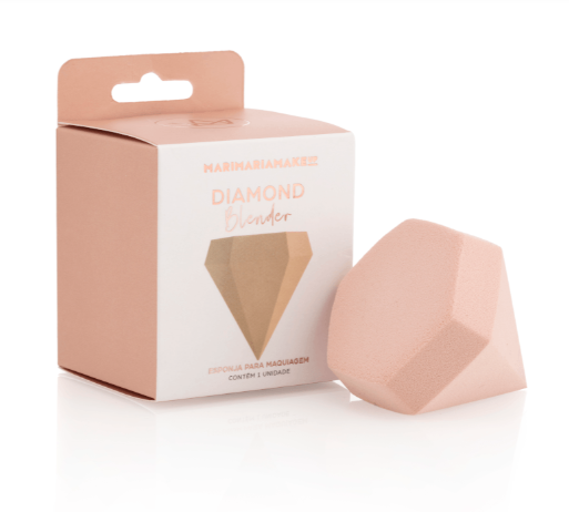 Esponja para maquilhagem em forma de diamante rosa clara ao lado da embalagem