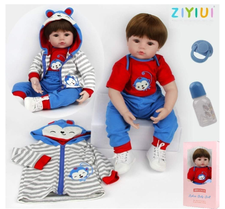 Dois bonecos bebês com roupas infantis azuis e vermelhas, casaco riscado cinza e branco com capuz de macaco, chupeta e biberão azul.