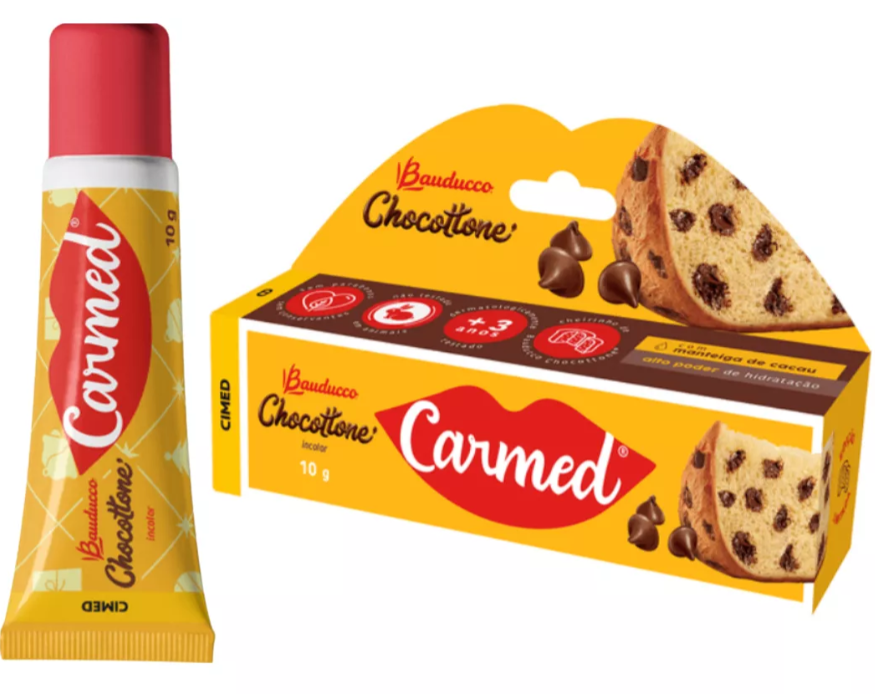 Embalagem do Bauducco Chocottone Carmed com tubo e caixa amarela e vermelha com imagem de chocottone com gotas de chocolate