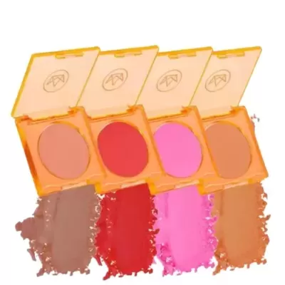Quatro blushes compactos em caixas âmbar com cores castanho, vermelho, rosa e bege, com amostras abaixo.