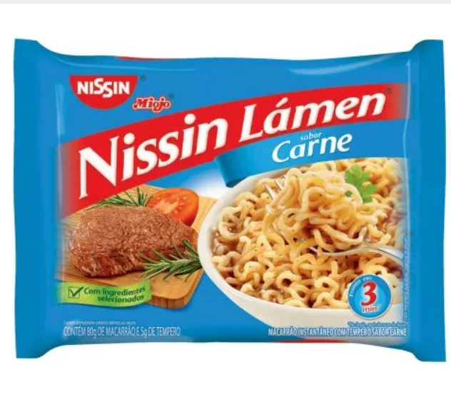 Pacote azul de Nissin Lámen sabor Carne com imagem de bifes, tomate e lámen pronto.