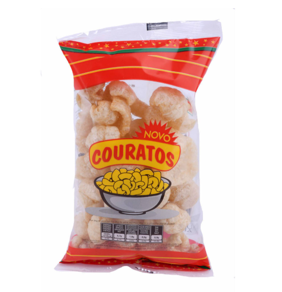 Embalagem plástica de salgadinho Couratos com cores vermelho e amarelo