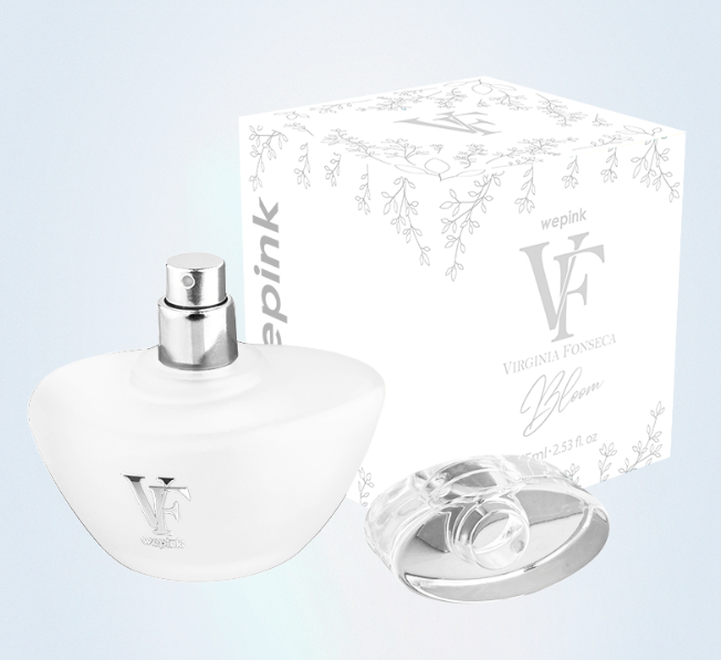 Frasco de perfume branco fosco com tampa removida e caixa decorada branca