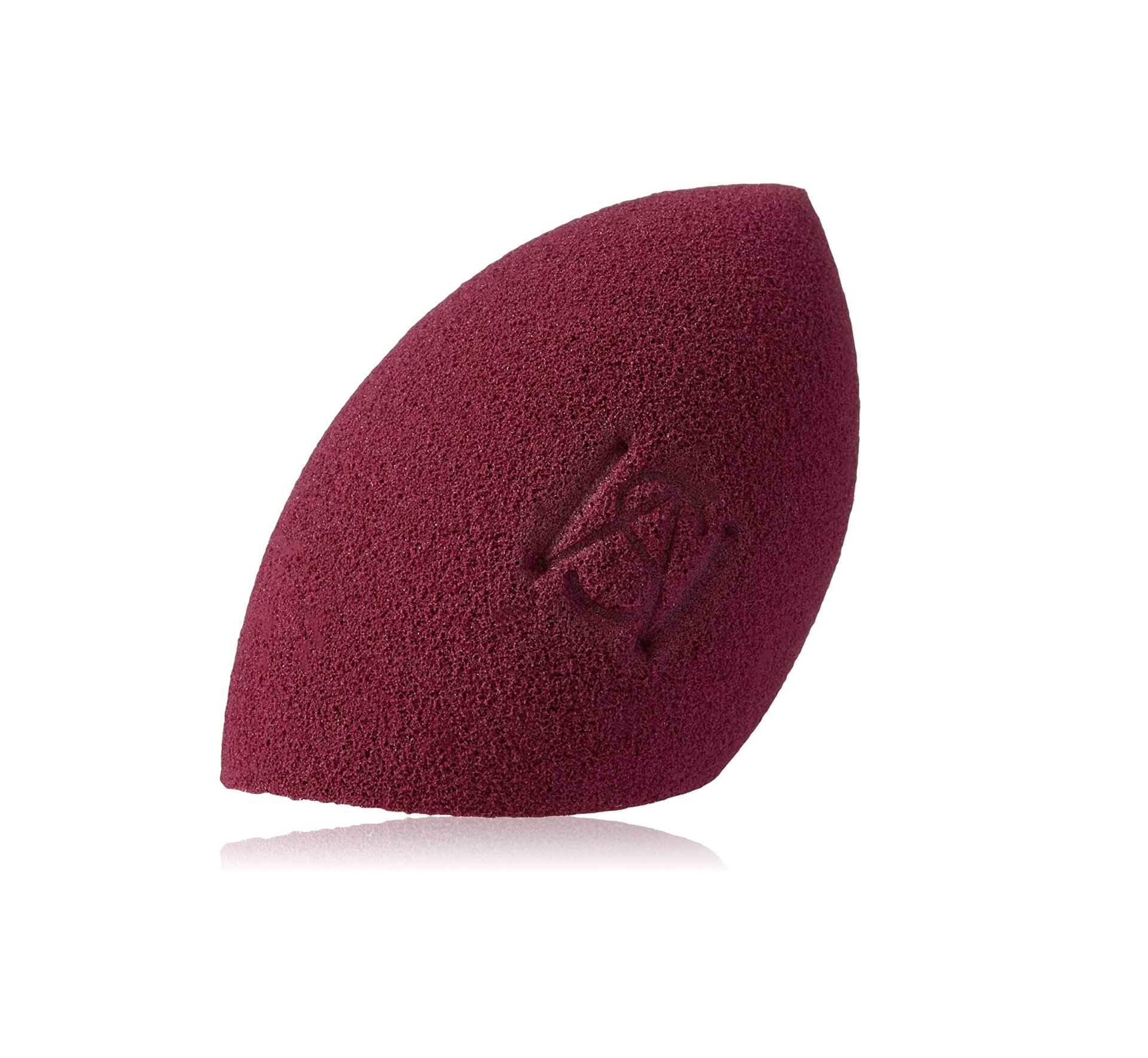 Esponja de maquilhagem bordô com textura esponjosa e marca em relevo