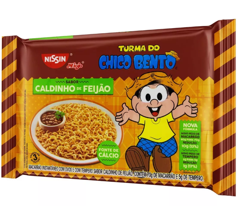 Pacote de macarrão instantâneo sabor Caldinhos de Feijão da Nissin, embalagem amarela e castanha com personagem de desenho animado.