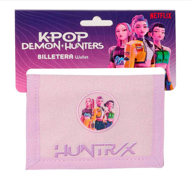 Carteira rosa com ilustração de personagens e embalagem do K-POP DEMON HUNTERS
