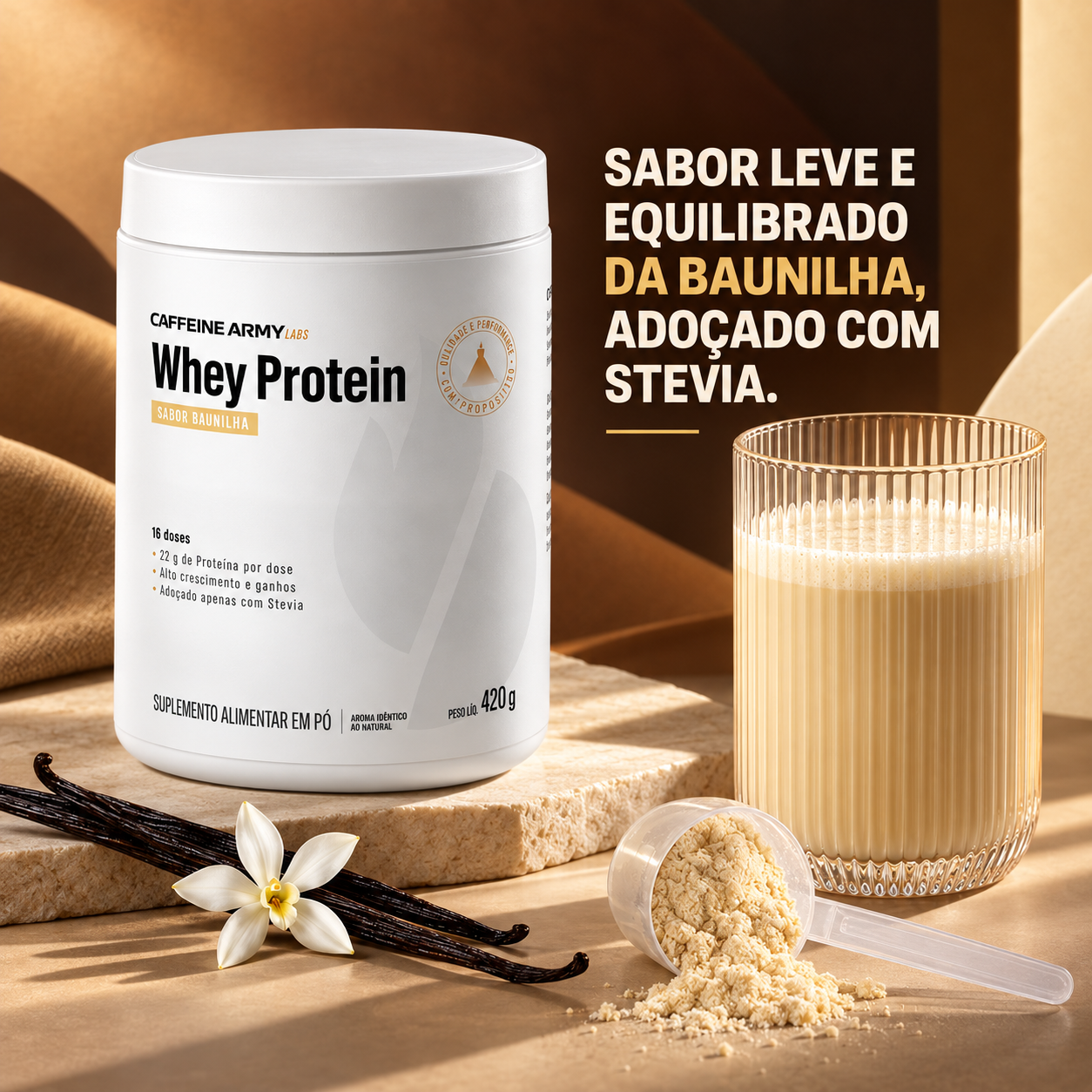 Recipiente de suplemento Whey Protein sabor baunilha, flor de baunilha, colher com pó e copo de bebida cremosa.