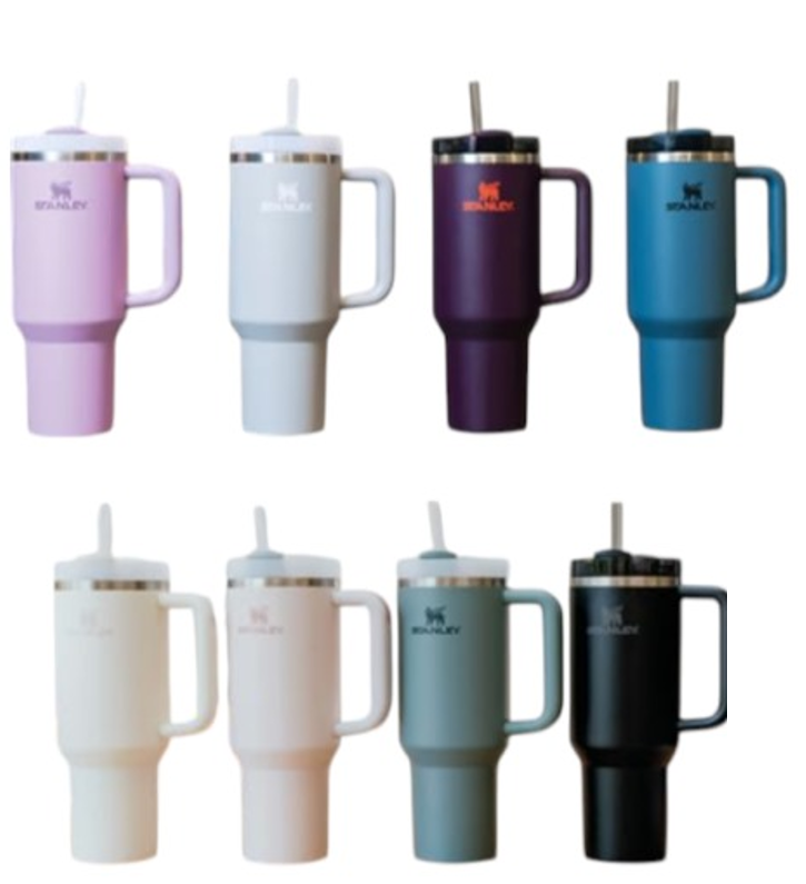 Oito canecas térmicas coloridas com tampa e canudo da marca STANLEY