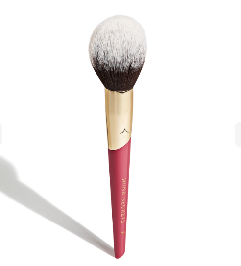 Pincel de maquilhagem com cabo vermelho e cerdas brancas e castanhas