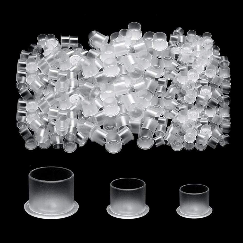 Copos doseadores de plástico fosco transparentes de vários tamanhos sobre fundo preto.