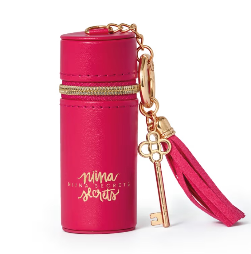 Estojo cilíndrico rosa com fecho dourado e porta-chaves com chave e tassel
