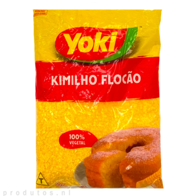 Pacote amarelo de milho flocado Yoki com bolo na frente