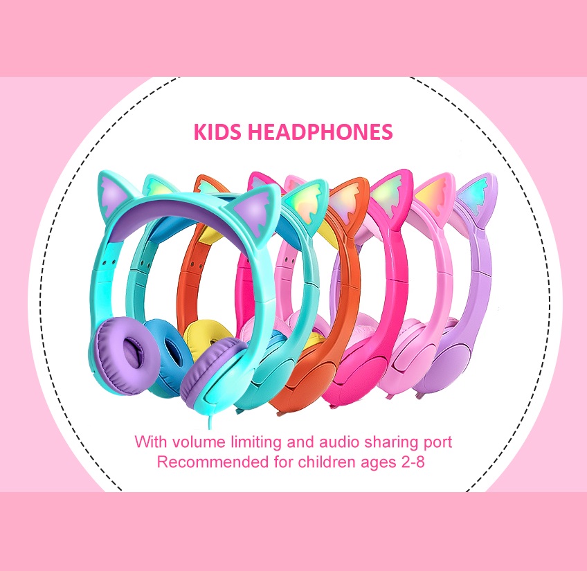 Auscultadores infantis coloridos com orelhas de gato em fundo rosa