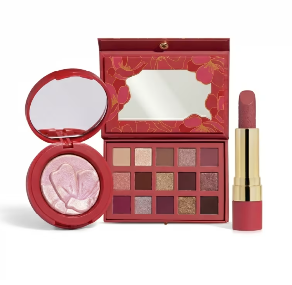 Conjunto de maquilhagem com paleta de sombras, iluminador rosa e batom rosa em embalagem vermelha e dourada