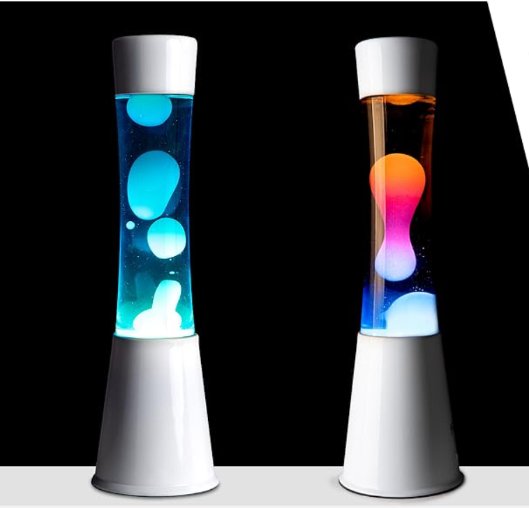 Dois candeeiros lava com base branca, líquido azul e âmbar, bolhas coloridas, fundo preto.