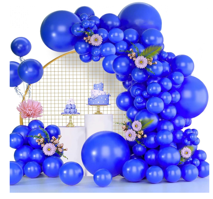 Decoração com balões azuis e bolo azul com estrelas brancas em mesas brancas