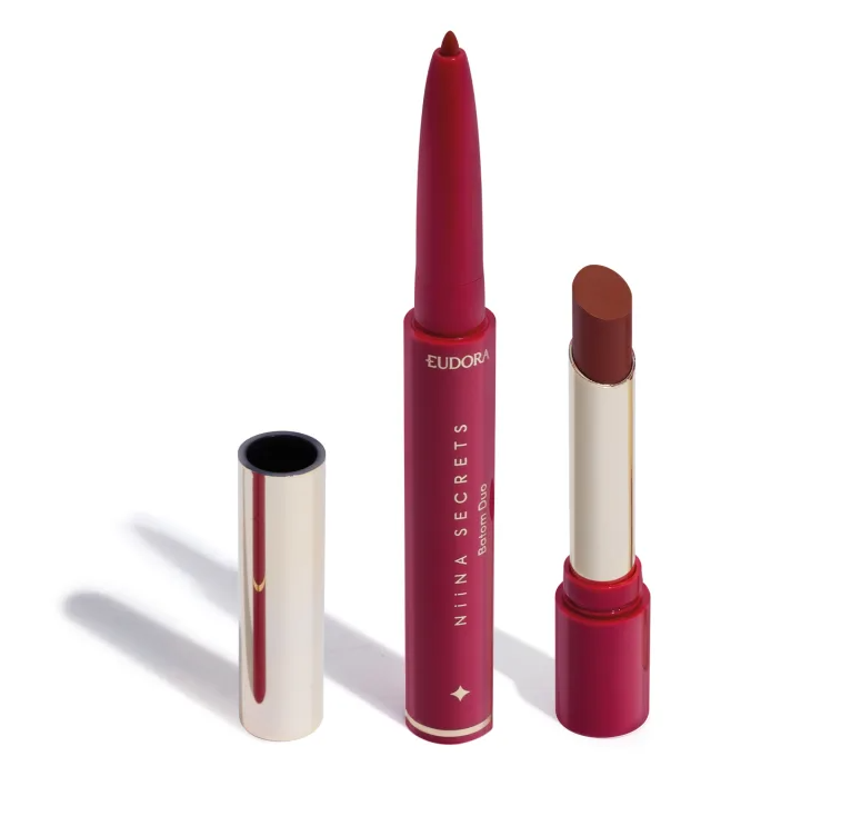 Lápis labial e batom em tons vermelhos com embalagem prateada e vermelha sobre fundo branco