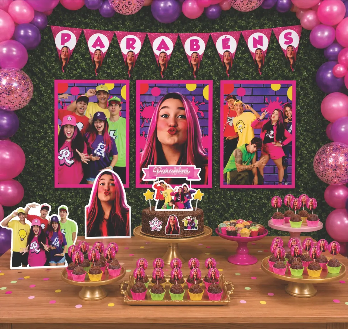 Decoração de festa com painéis, bolo e cupcakes personalizados com imagens coloridas e arco de balões rosa e roxo