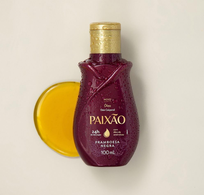 Frasco vinho de óleo corporal Paixão e líquido amarelo num fundo claro