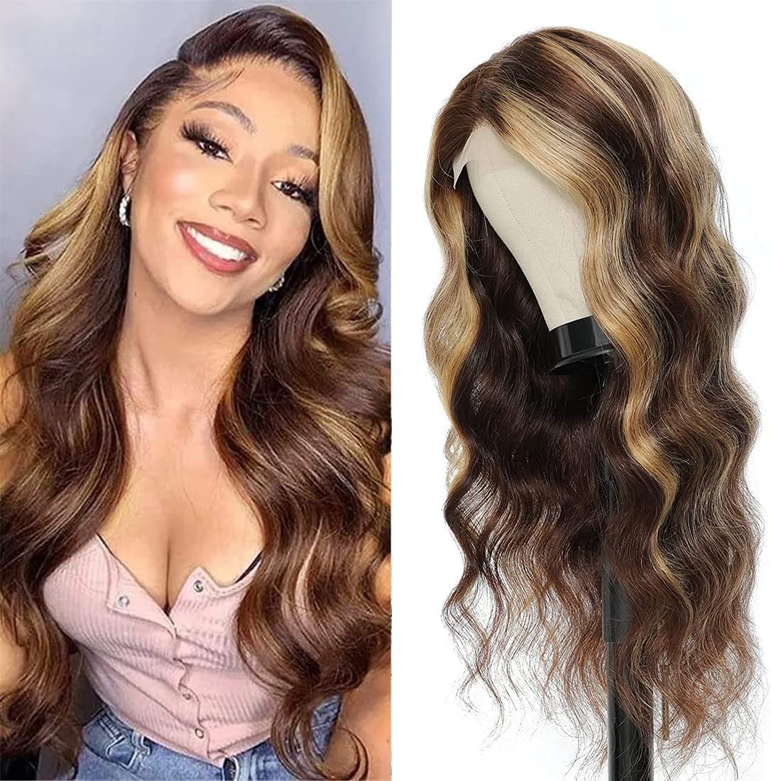 Peruca longa ondulada castanho com mechas caramelo e loiras em manequim e usada por mulher