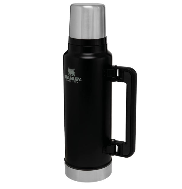Garrafa térmica Stanley preta com tampa prateada e alça