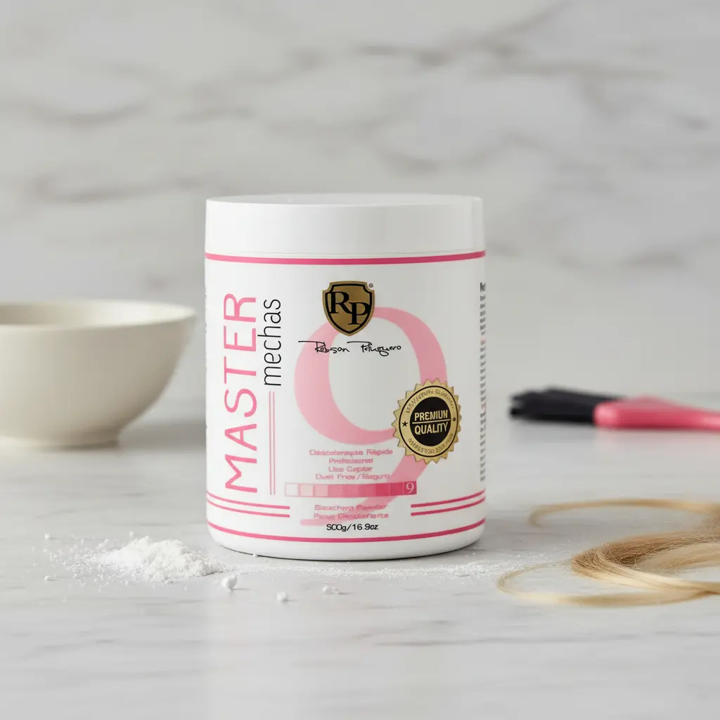 Frasco branco com detalhes rosa e selo dourado de produto para mechas sobre superfície branca com pó, pincel e mecha de cabelo