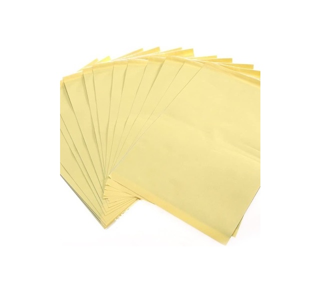 Sacos de papel amarelo empilhados em leque sobre fundo branco