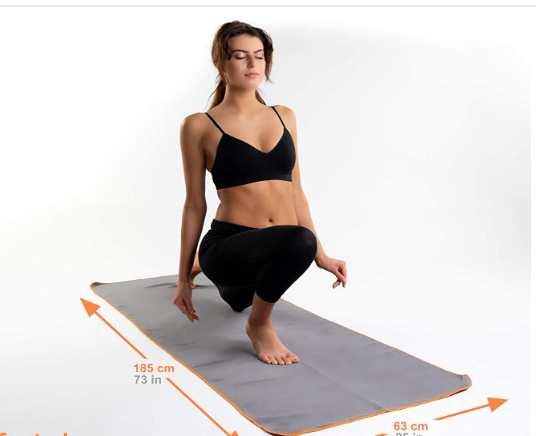 Mulher a meditar sobre tapete de yoga cinza com bordas laranja