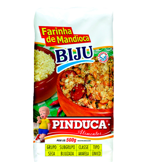 Pacote branco de farinha de mandioca Pinduca com texto e imagens de comida.