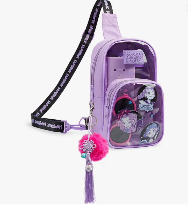 Mochila pequena lilás com bolso transparente e pendente rosa.