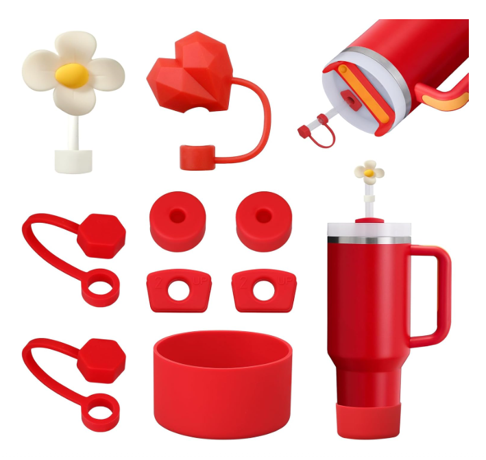 Acessórios vermelhos e brancos para caneca térmica com flor decorativa.