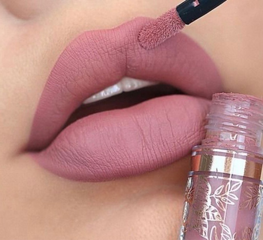 Aplicação de batom líquido mate rosa antigo nos lábios