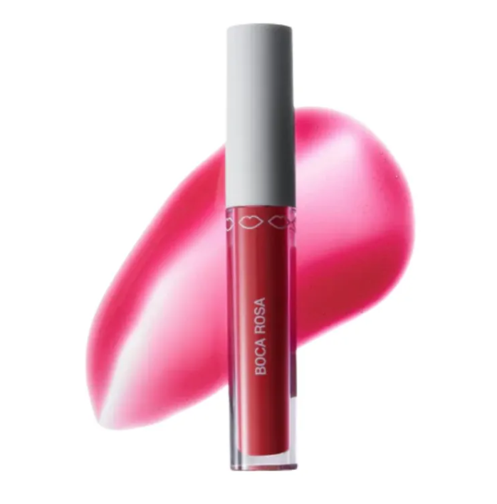 Batom líquido vermelho com tampa branca e texto BOCA ROSA, sobre mancha rosa em fundo branco