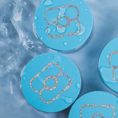 Tampas redondas azuis com desenho dourado floral na água