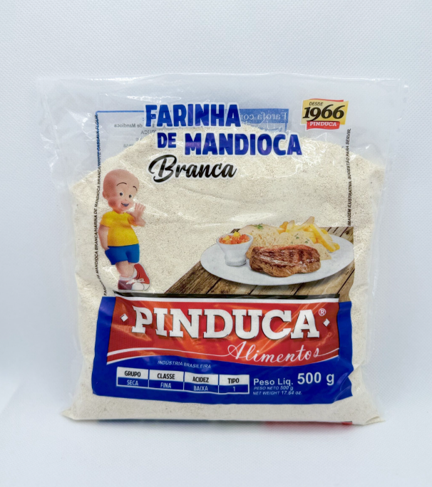 Pacote transparente de farinha de mandioca branca Pinduca com ilustrações de prato e boneco