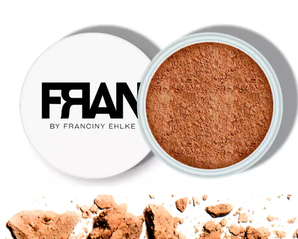 Pó facial castanho alaranjado em embalagem branca redonda com texto FRAN BY FRANCINY EHLKE