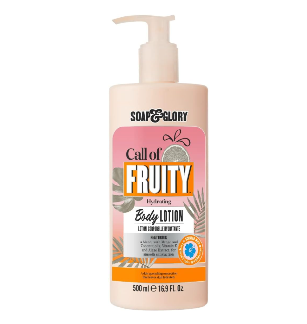 frasco de loção corporal Soap & Glory Call of Fruity creme com rótulo colorido e tampa de bomba