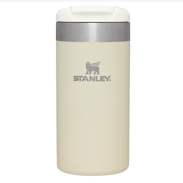 Copo térmico creme Stanley com tampa branca e detalhe metálico prateado