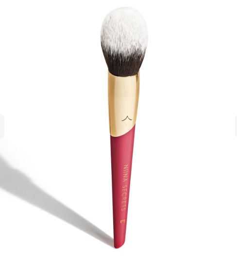 Pincel de maquilhagem com cabo vermelho e cabo dourado