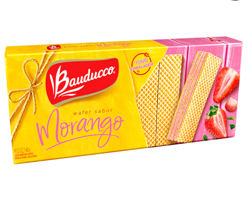 Pacote de bolachas Bauducco sabor Morango com imagem das bolachas e morangos