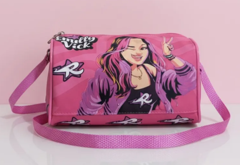 Mala de ombro rosa com personagem impressa em tons roxos e rosa, alça rosa